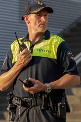 Portofoon communicatie vereenvoudigd samenwerking tussen politie en portiers